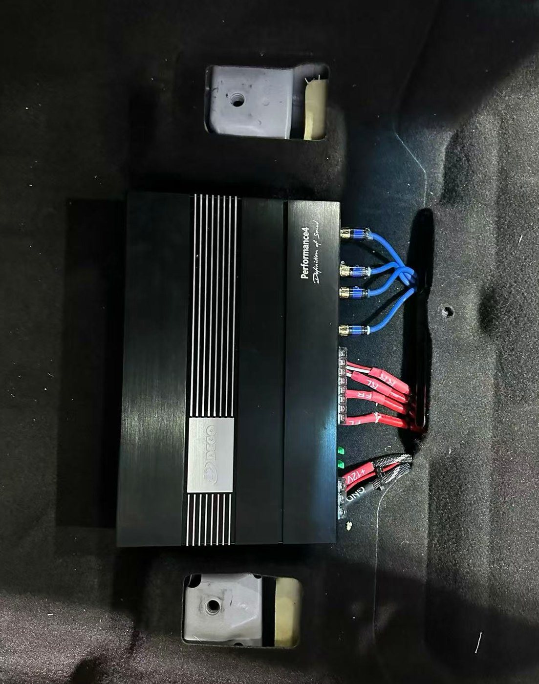 完工后的车内音响细节