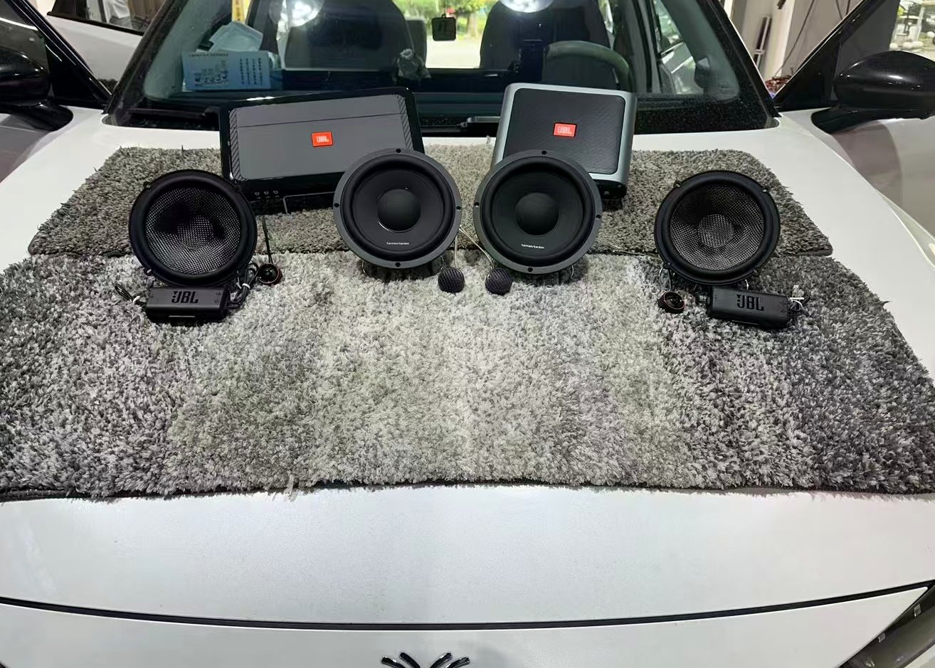 完工后的车内音响细节