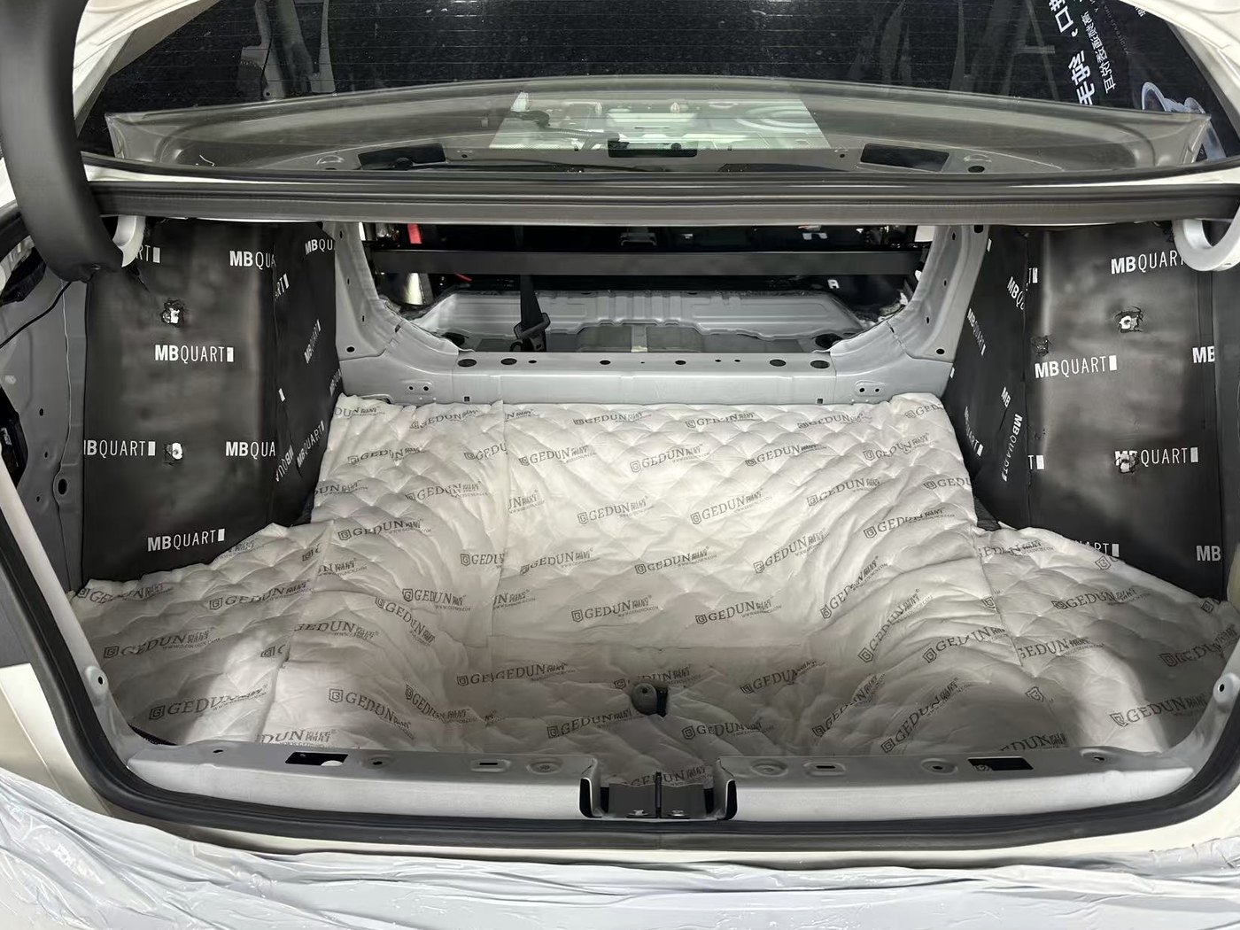湛江汽车音响改装车门隔音施工场景