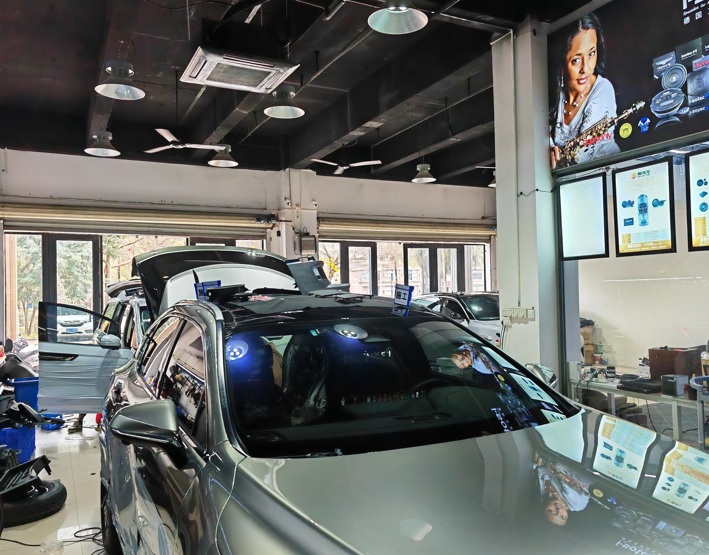 湛江汽车音响改装门店到店咨询和施工环境